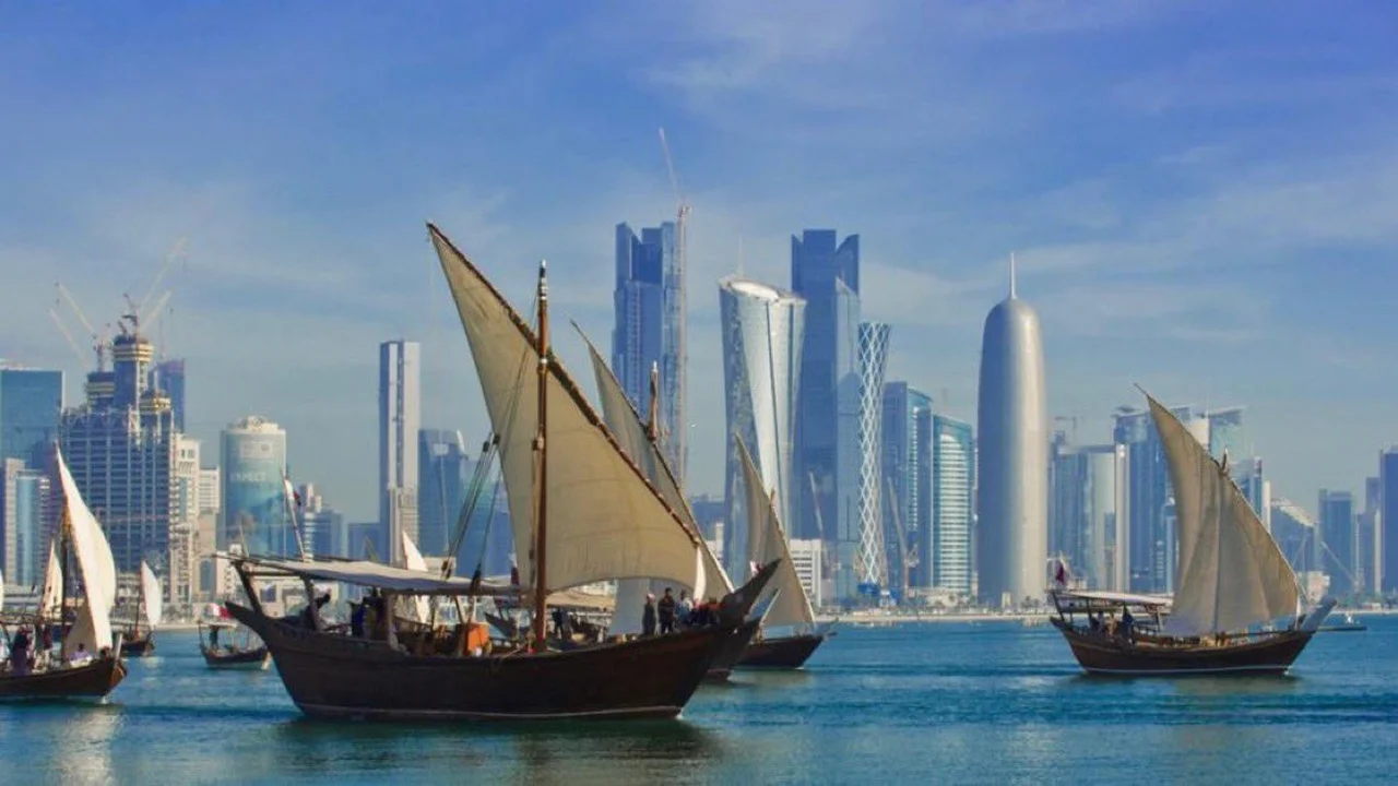 طقس حار نسبياً نهاراً على الساحل مع سحب متفرقة في عرض البحر